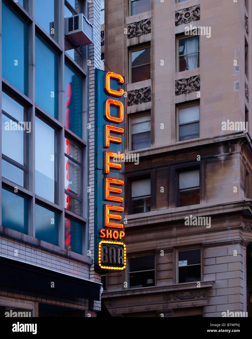 La famosa insegna al neon sulla parte esterna del famoso "Coffee Shop" su Union Square a Manhattan, New York City. Foto Stock