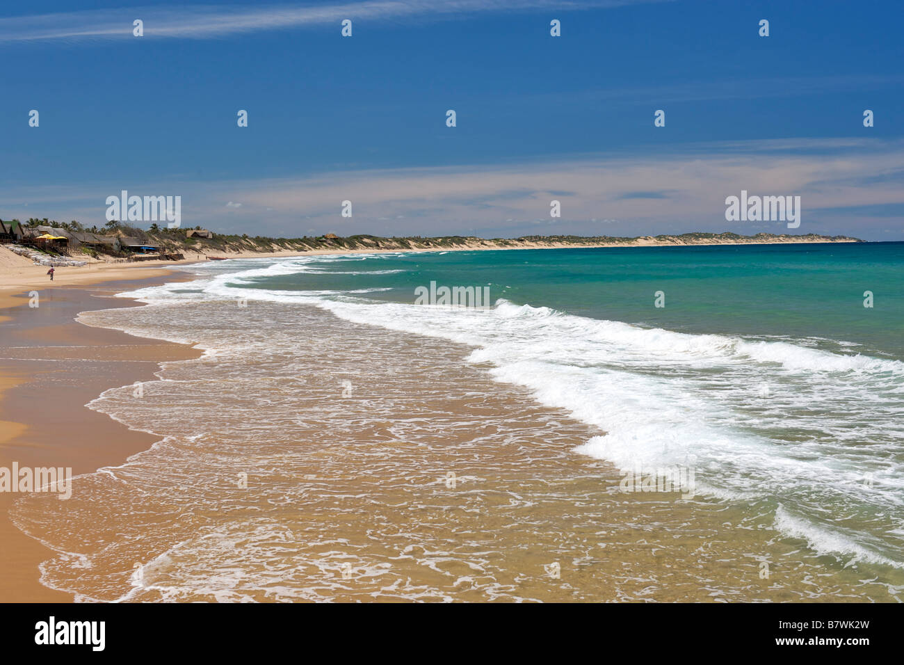 Vista della spiaggia e della costa a Tofo in Mozambico meridionale. Foto Stock