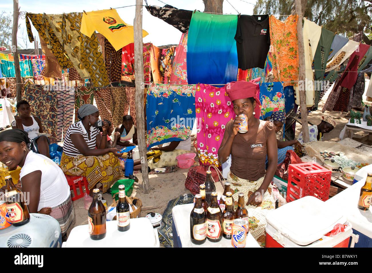 Donna vendita di bevande e vestiti sul ciglio della strada a Tofo in Mozambico meridionale. Foto Stock