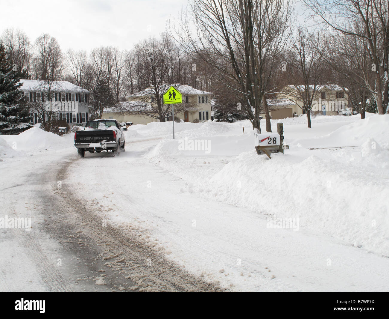 Suburban street dopo la tempesta di neve. Foto Stock