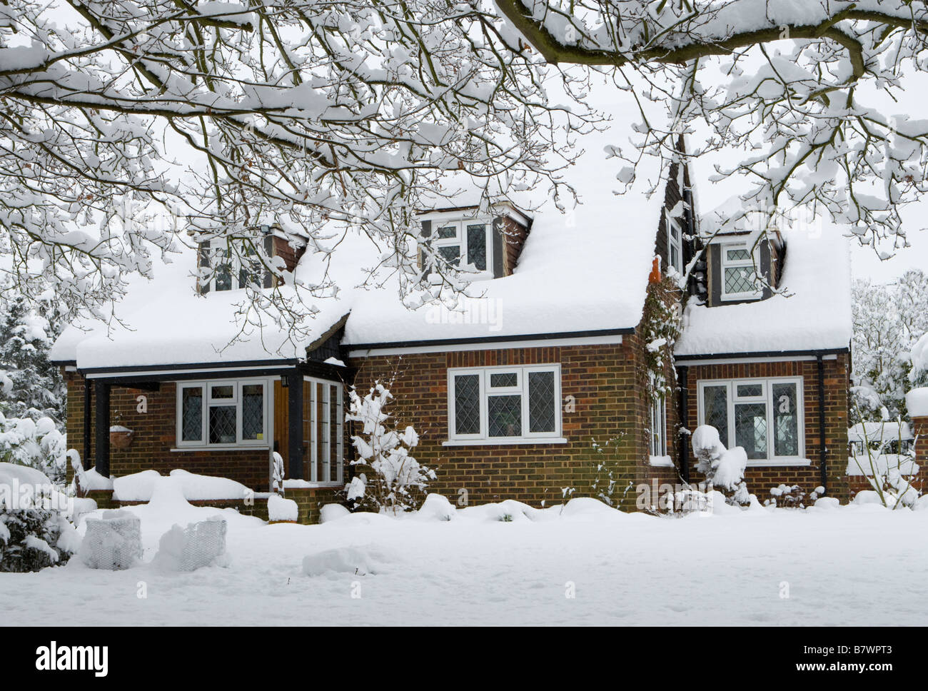 Casa dopo la caduta di neve fresca. Inviare, Surrey, Regno Unito Foto Stock