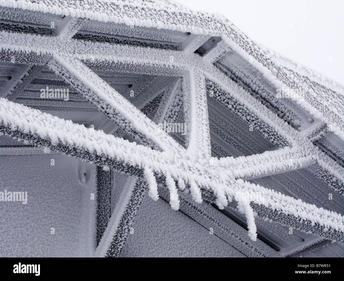 La neve e il gelo edificio coperto. Super Besse ski resort, Francia. Foto Stock