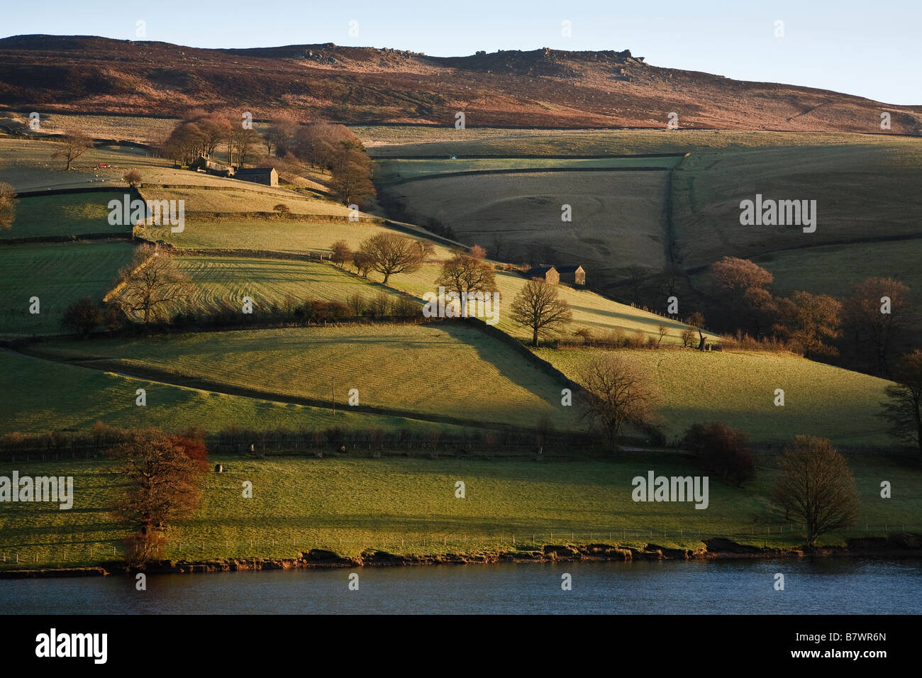Vista su tutta Ladybower serbatoio verso il bordo Derwent, Parco Nazionale di Peak District, Derbyshire, Inghilterra Foto Stock
