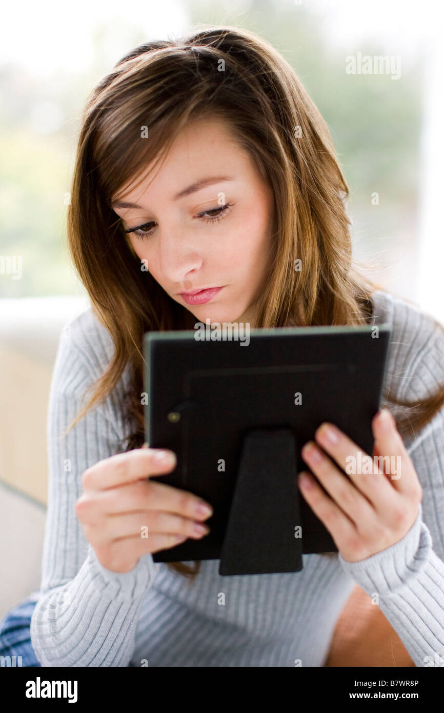 Ragazza che fissa al foto Foto Stock