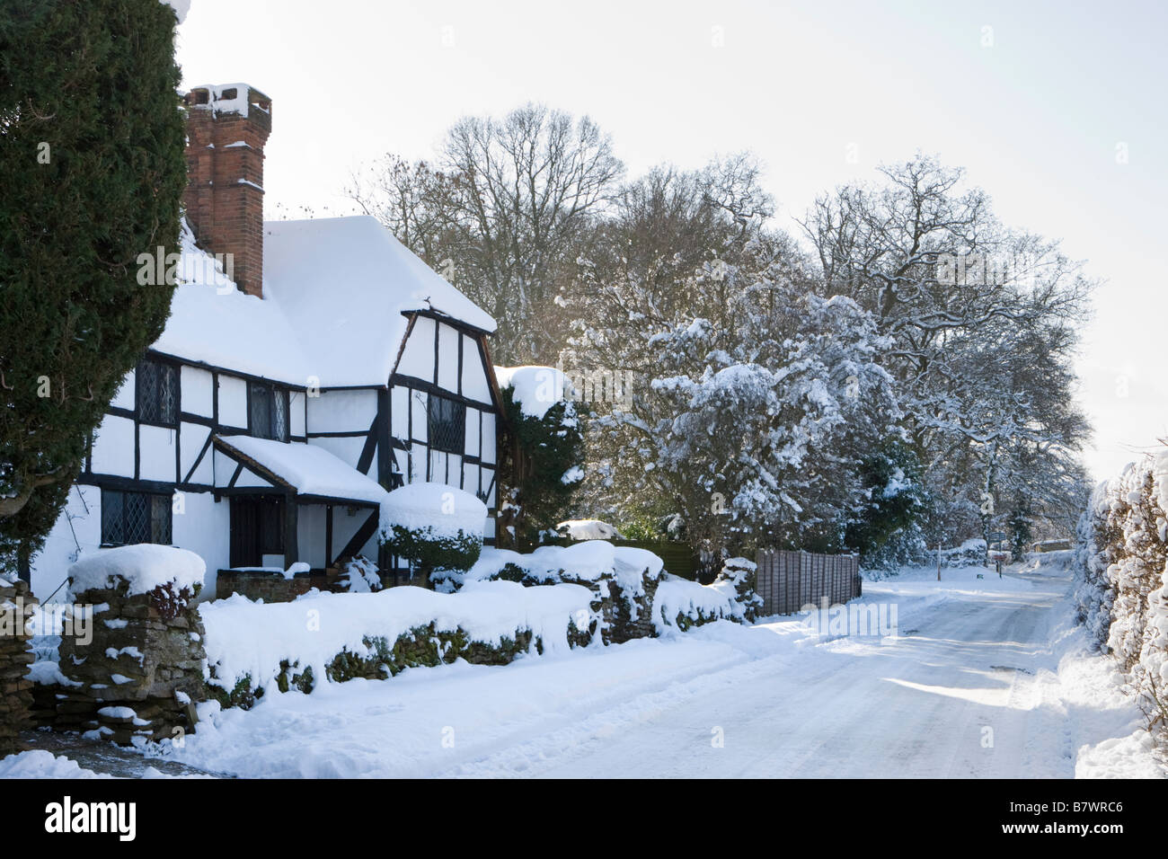 Cottage in inverno. Inviare, Surrey, Regno Unito. Foto Stock