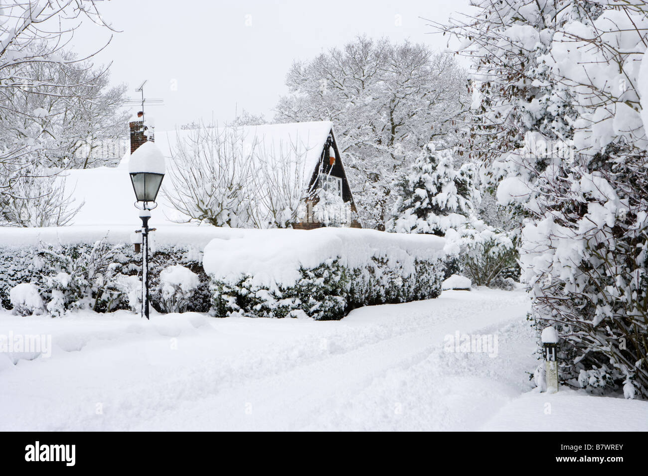 Strada residenziale dopo la neve caduta. Inviare, Surrey, Regno Unito Foto Stock