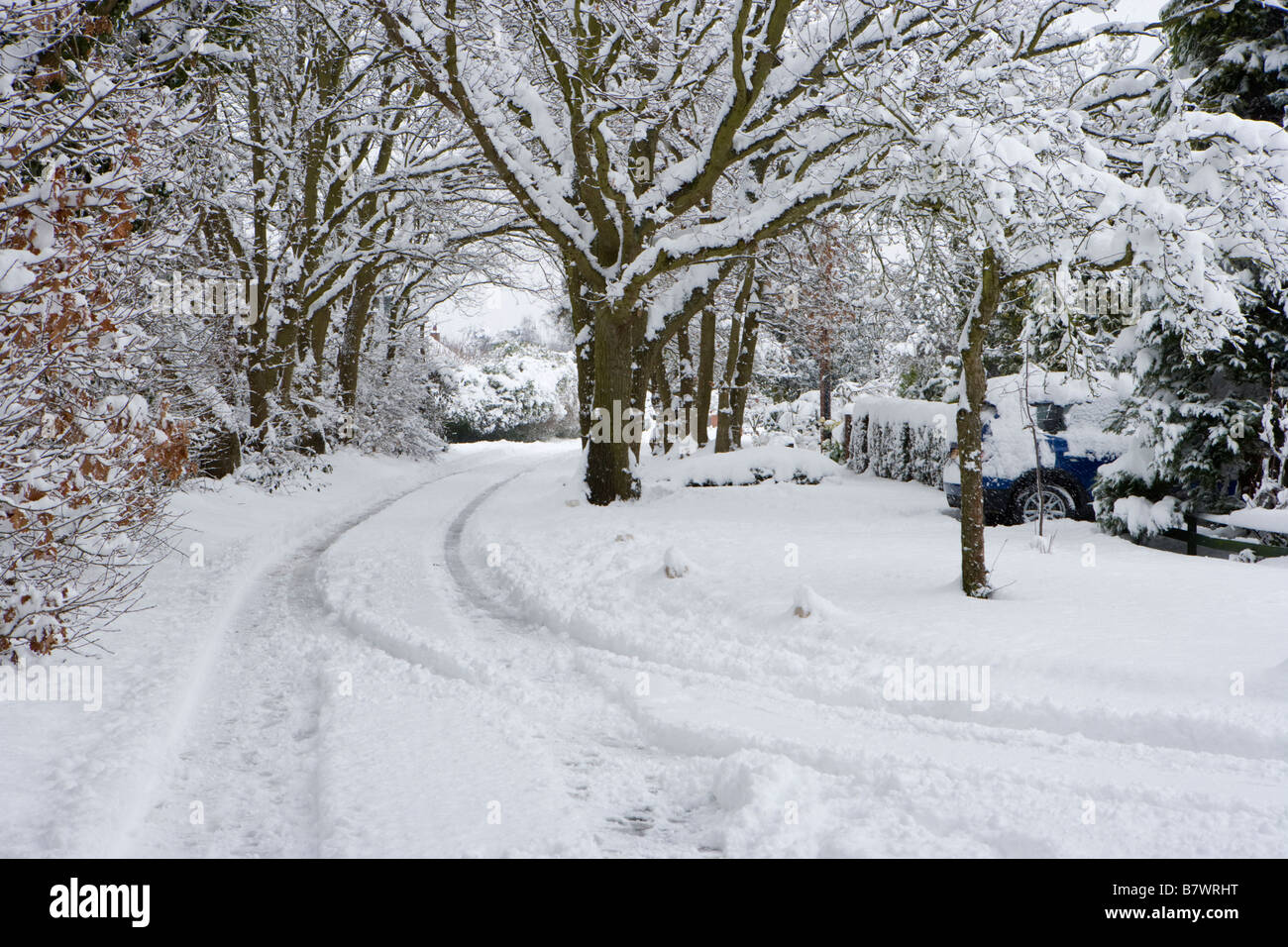 Coperta di neve su strada. Inviare, Surrey, Regno Unito Foto Stock