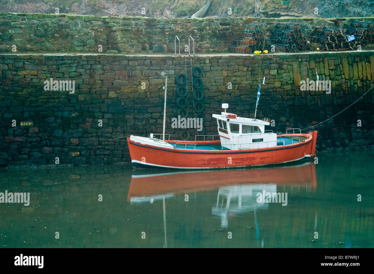Peschereccio ormeggiato a Crail Harbour in Fife Scozia Scotland Foto Stock Peschereccio ormeggiato a Crail Harbour in Fife Scozia Scotland Foto Stock