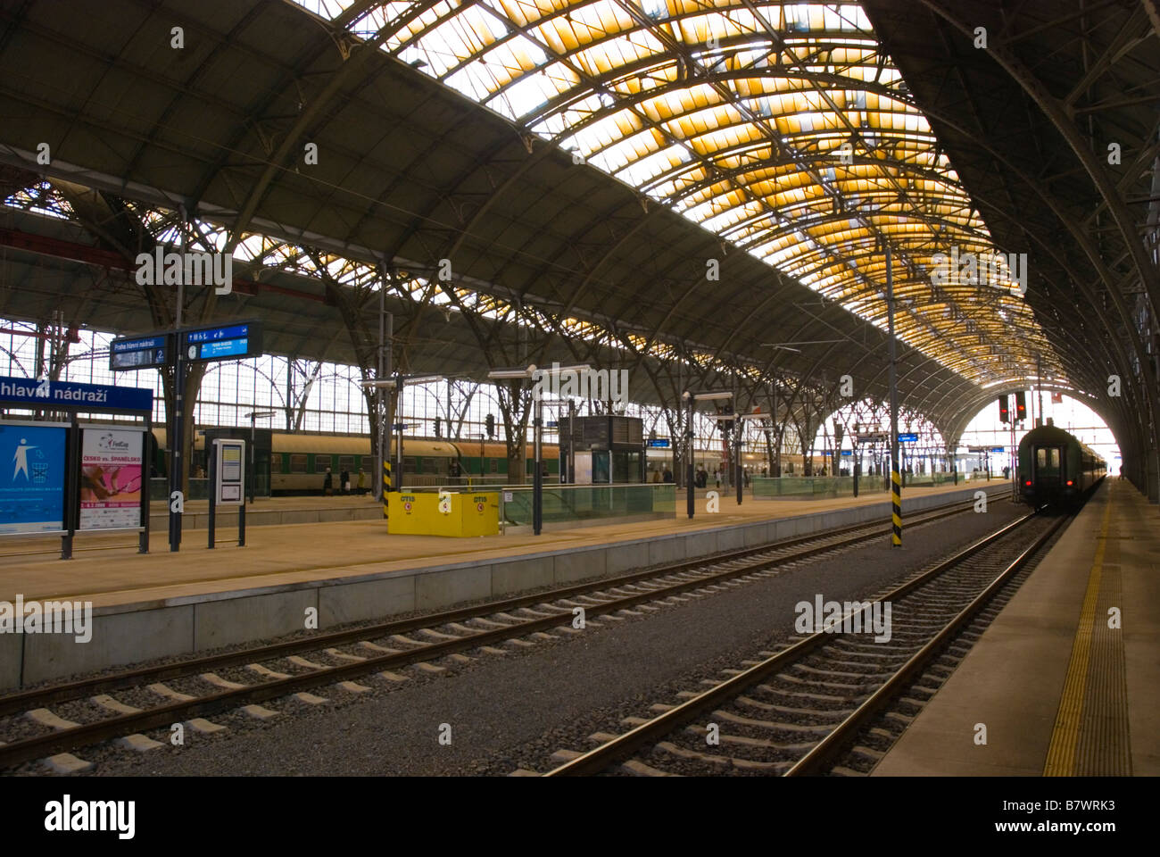 Treno in partenza da Hlavni nadrazi la principale stazione ferroviaria di Praga Repubblica Ceca Europa Foto Stock