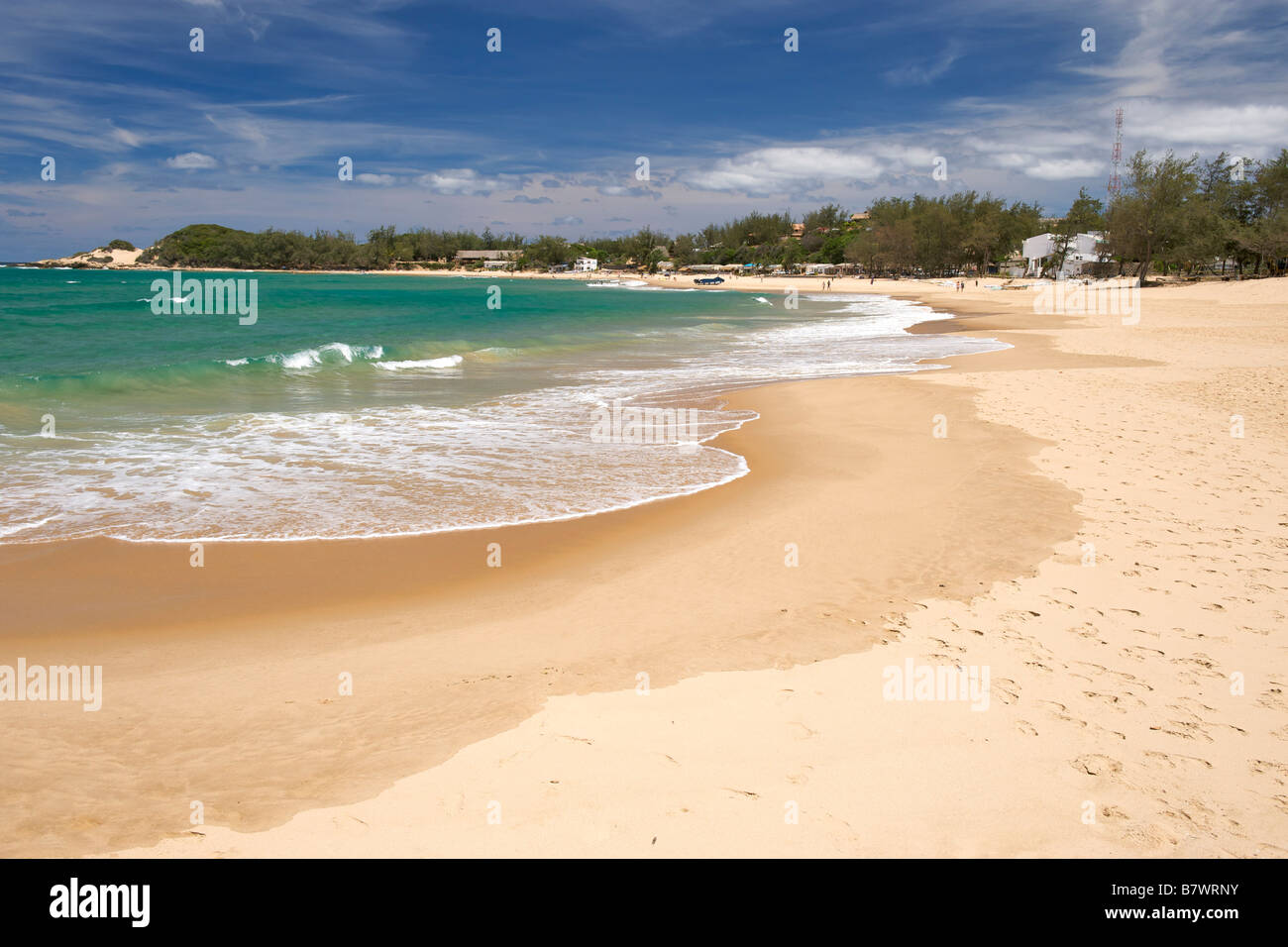 Vista della spiaggia e della costa a Tofo in Mozambico meridionale. Foto Stock