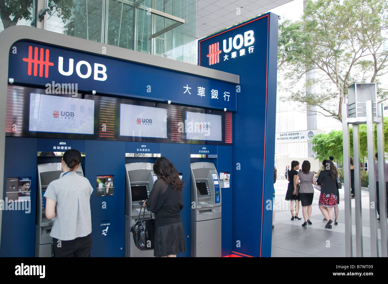 Raffles Place Singapore CBD alto edificio di uffici bancari finanziari centro commerciale Banca contanti carta di credito macchina bancomat Foto Stock