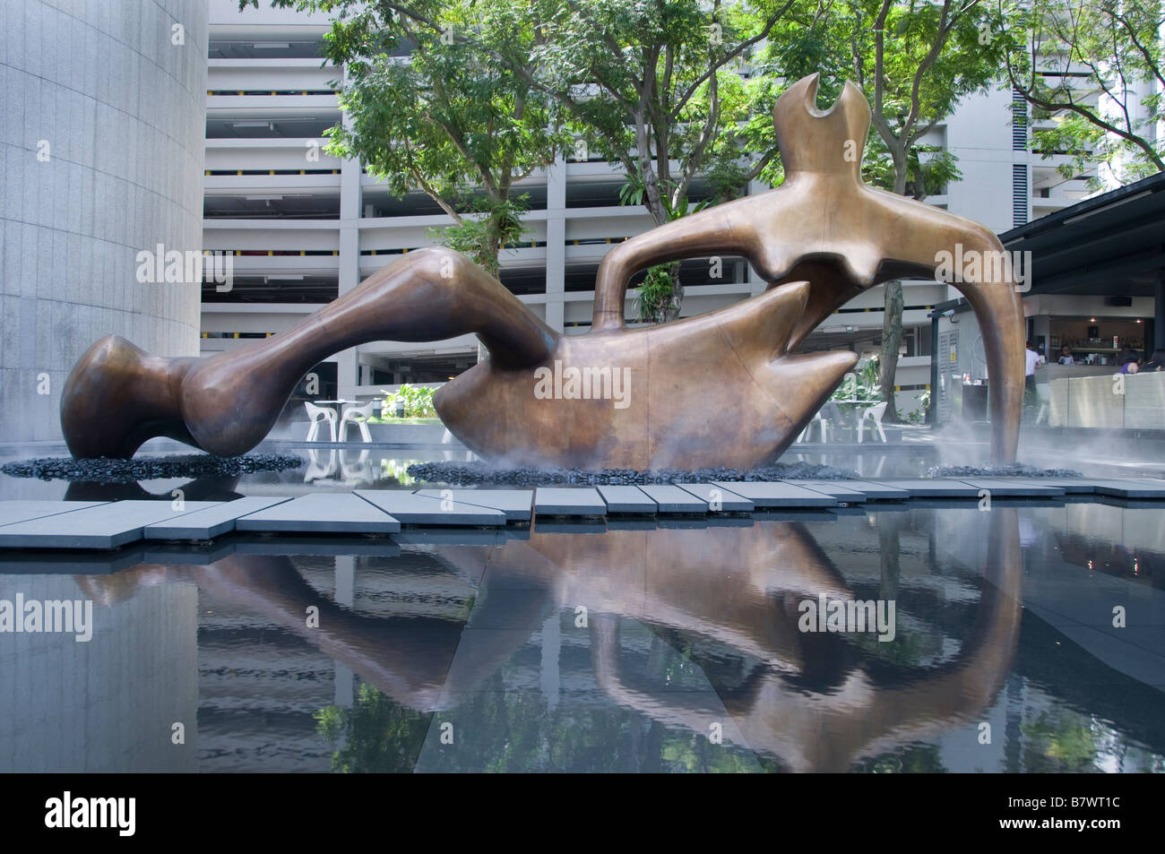 Grande figura distesa Henry Spencer Moore Raffles Place Singapore CBD banca finanziaria centro commerciale Foto Stock