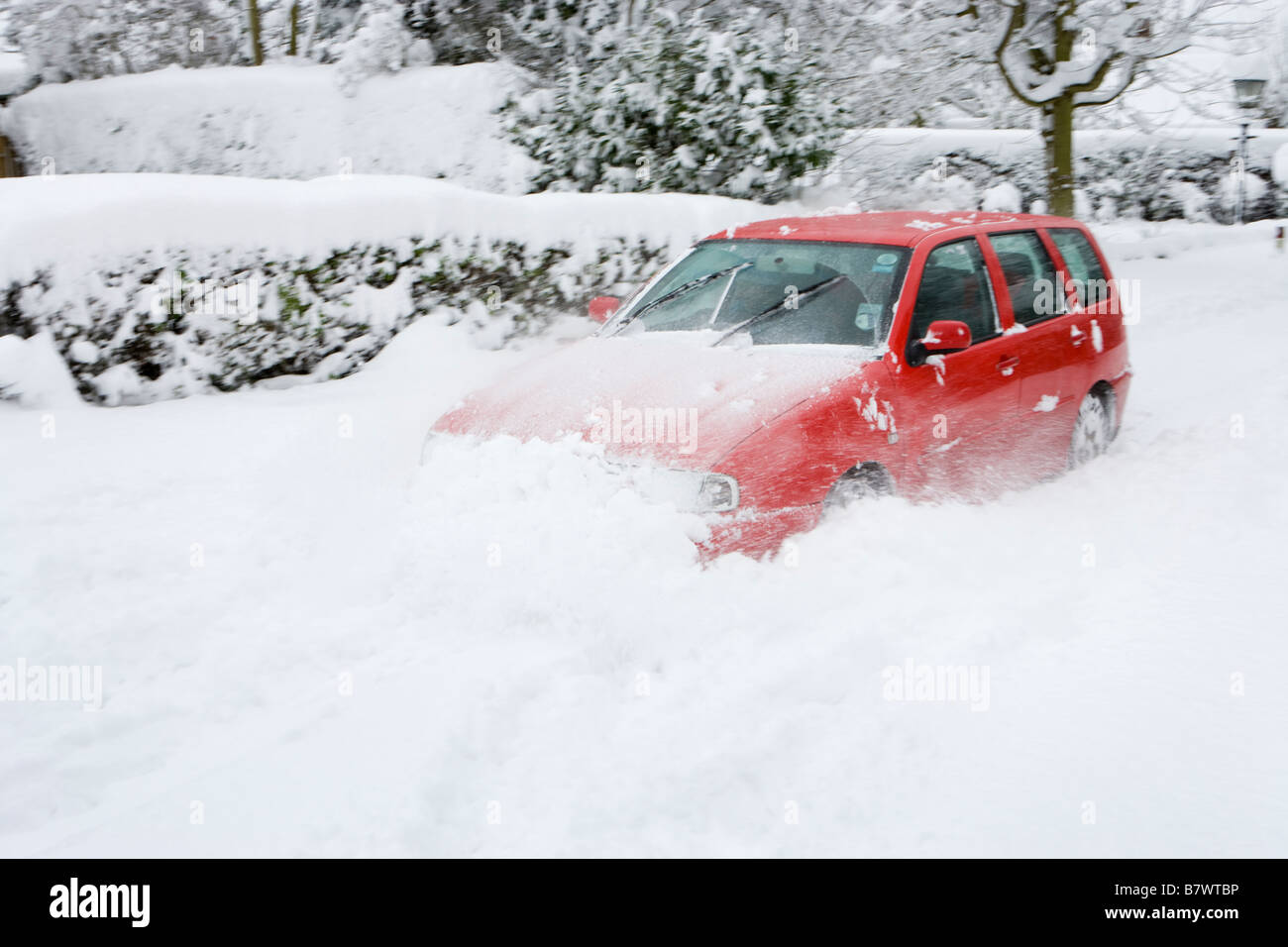 Car guida attraverso la neve profonda. Foto Stock