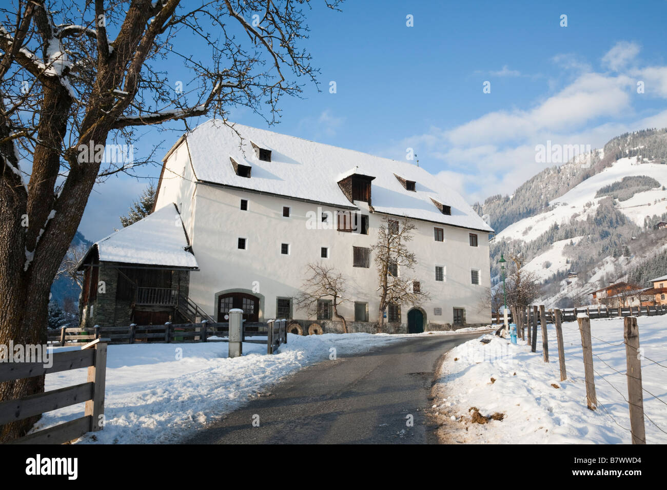 Rauris Austria xvi secolo edificio storico Furstenmuhle ex panificio e mill 1565 con la neve in inverno Foto Stock