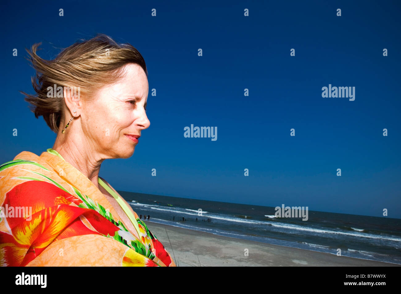 Donna alla spiaggia oceano di visualizzazione Foto Stock