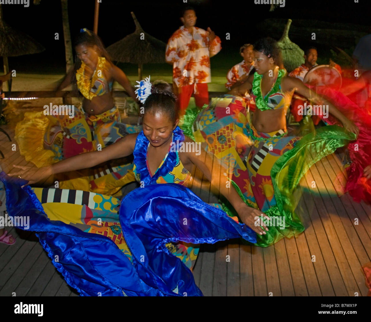 Tradizionale ballerino di Sega di eseguire in Hotel Veranda Troux aux Biches Mauritius Africa Foto Stock