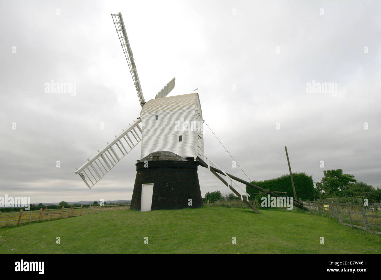 Wrawby windmill a vela in legno postmill vicino a Brigg Lincolnshire che ruota su un post per catturare il vento Foto Stock