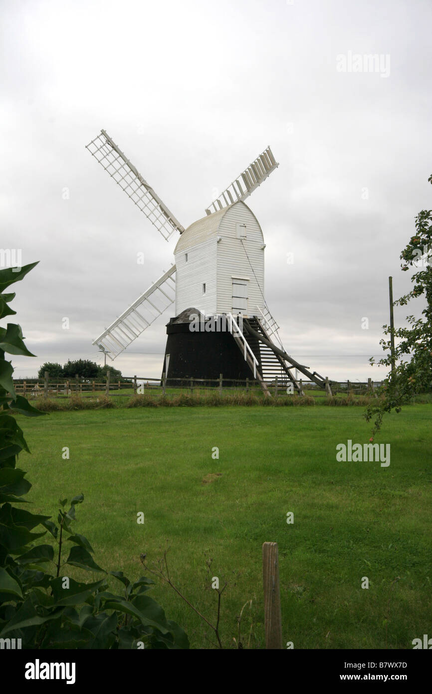 Wrawby windmill a vela in legno postmill vicino a Brigg Lincolnshire che ruota su un post per catturare il vento Foto Stock