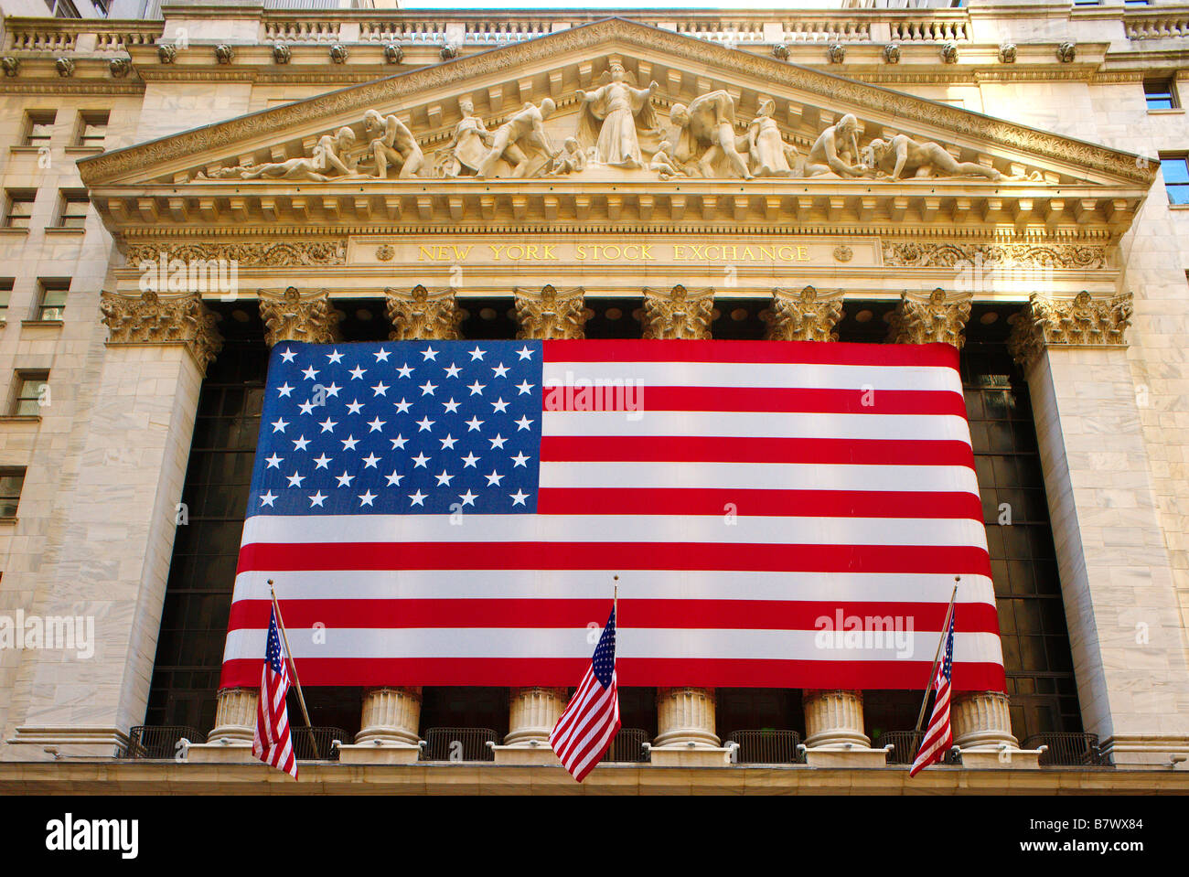Stars & Stripes USA bandiera banner nella facciata del New York Stock Exchange Foto Stock