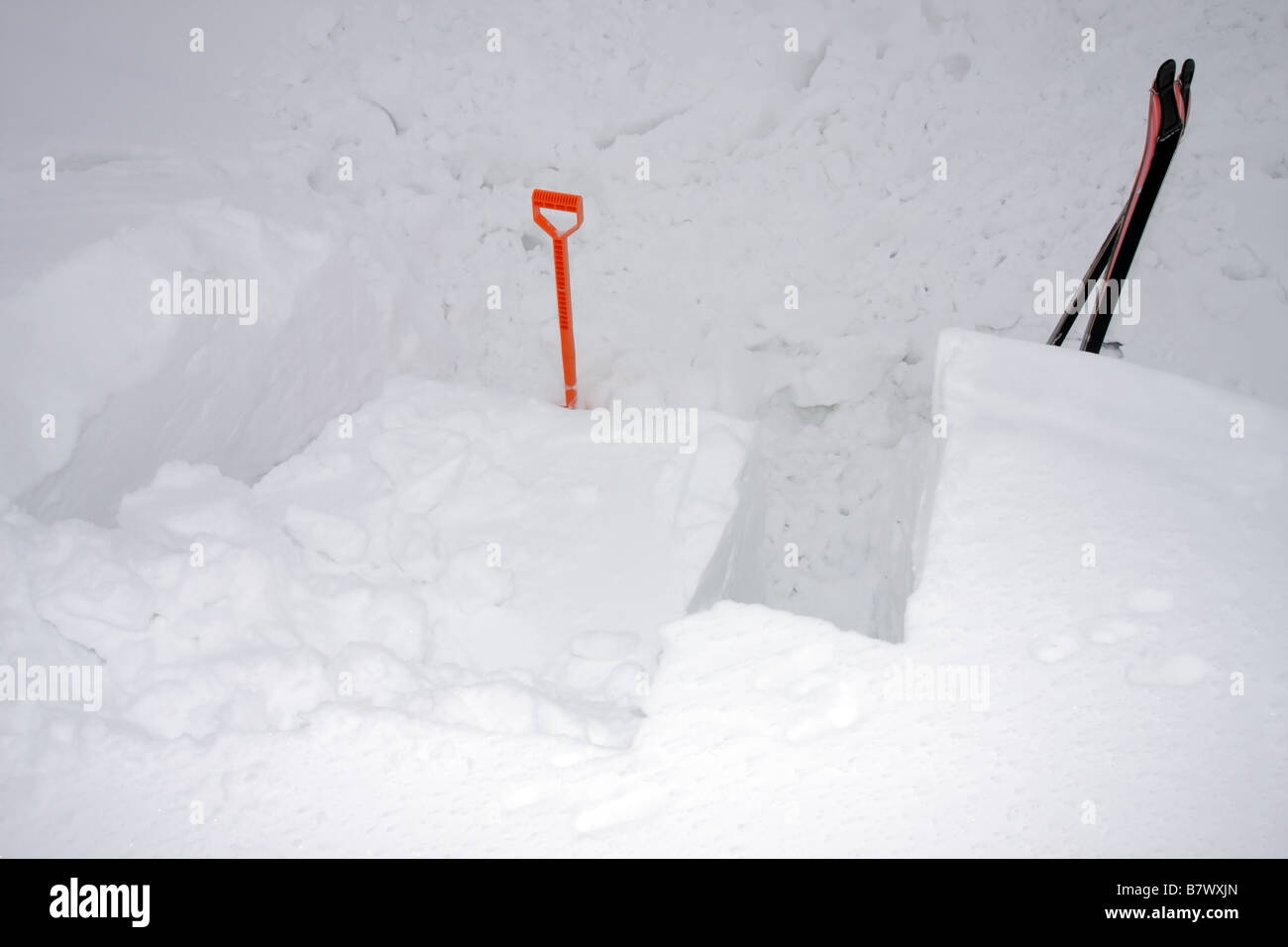 Snowpit utilizzato per valutare il pericolo di valanghe sulle montagne che mostra dove il taglio dello strato superiore è avvenuta Regno Unito Foto Stock Snowpit utilizzato per valutare il pericolo di valanghe sulle montagne che mostra dove il taglio dello strato superiore è avvenuta Regno Unito Foto Stock