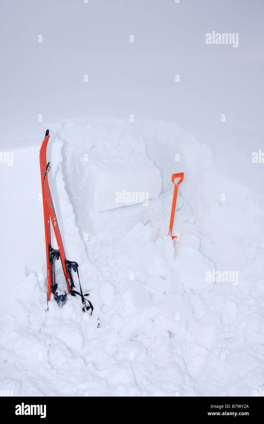 Snowpit utilizzato per valutare il pericolo di valanghe sulle montagne che mostra dove il taglio dello strato superiore è avvenuta Regno Unito Foto Stock