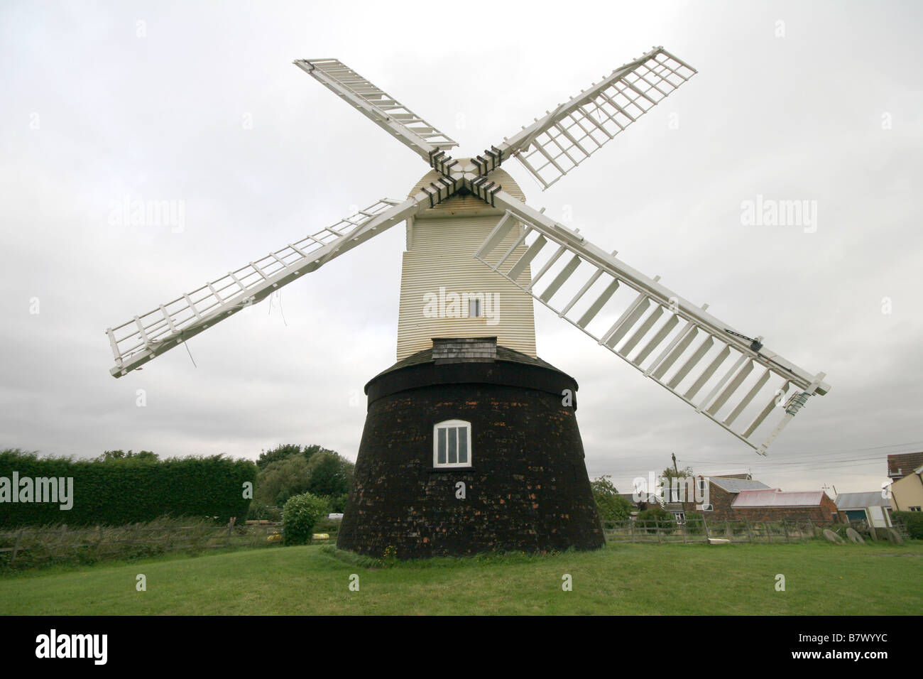 Wrawby windmill a vela in legno postmill vicino a Brigg Lincolnshire che ruota su un post per catturare il vento Foto Stock