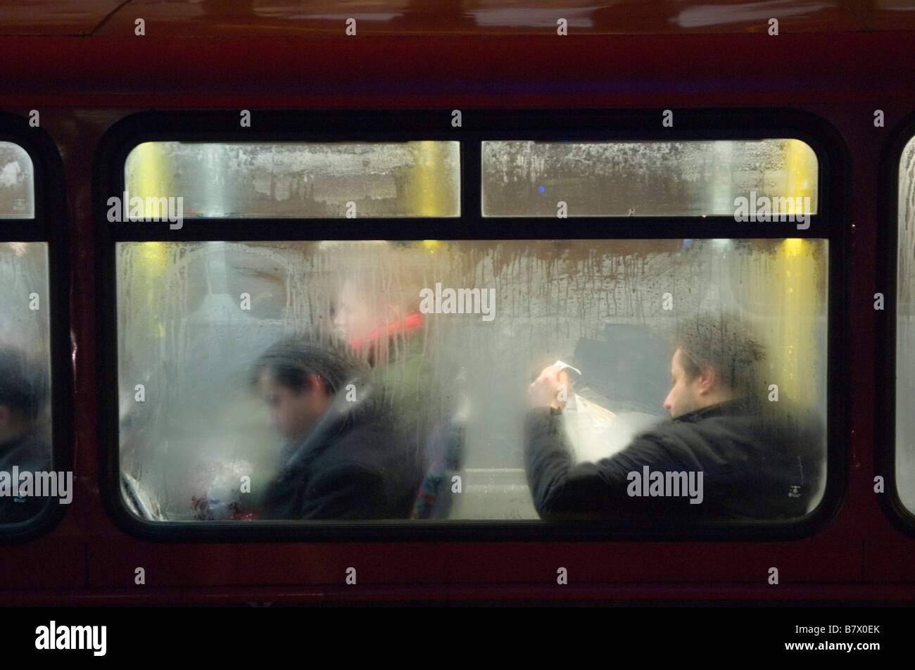 I pendolari degli autobus notturni di Londra tornano a casa dopo il lavoro a sud di Londra. Leggo il giornale della sera. Inghilterra, anni '2009 2000, HOMER SYKES Foto Stock