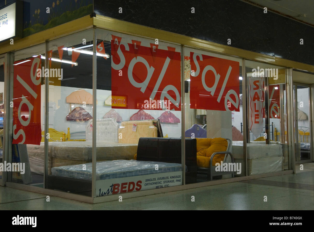 Vendita segno segni le vendite del negozio retail shopping nessuno camera da letto negozio vendita Sud Londra Inghilterra 2009 HOMER SYKES Foto Stock