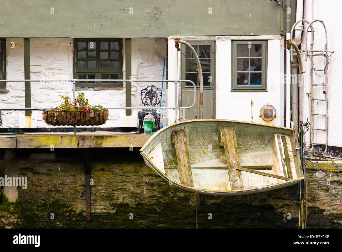 Barca a remi sospeso al di fuori del palazzo di banchina Foto Stock
