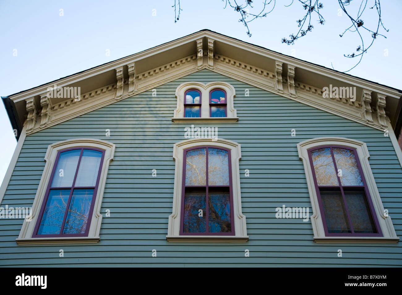 CHICAGO Illinois secondo piano e mansarda windows i dettagli di stampaggio su home con rivestimenti in legno storico quartiere Triangolo Foto Stock