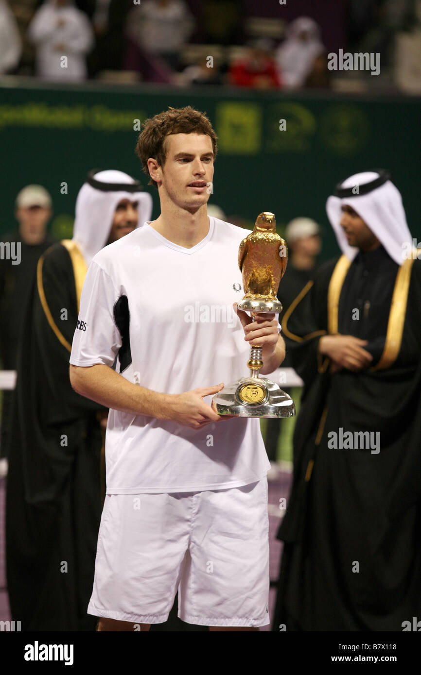 British la stella del tennis Andy Murray con il Qatar Open tennis trofeo dopo la sconfitta di Andy Roddick nel gennaio 10 finale 2009 Foto Stock