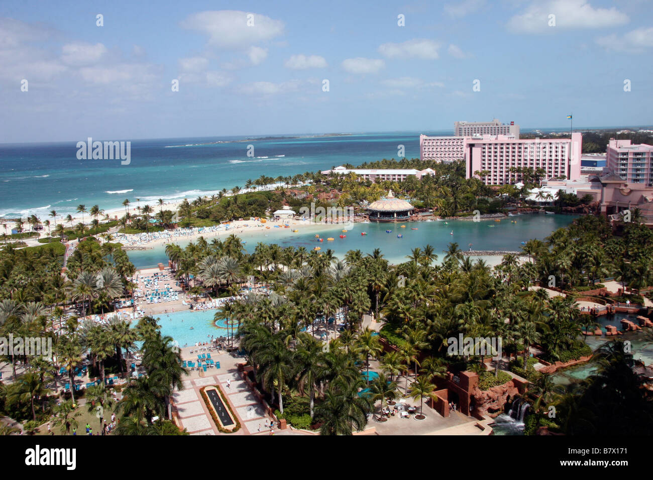 La vista di Atlantide alto hotel room, over water park, vasche di pesci, la spiaggia e il turista in vacanza al sole. Foto Stock