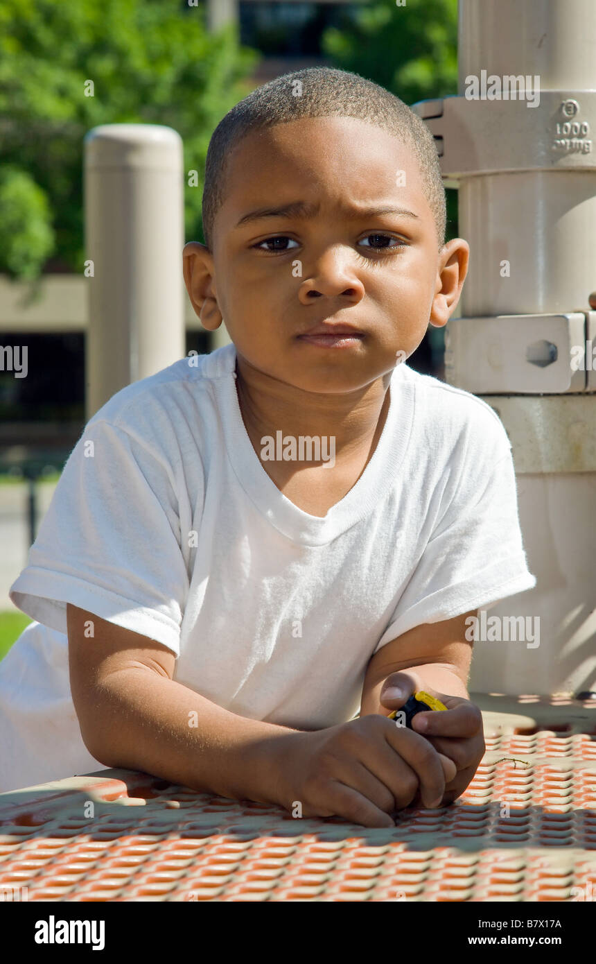 Americano africano bambino maschio di 4 anni a suonare in un parco giochi pubblico Foto Stock