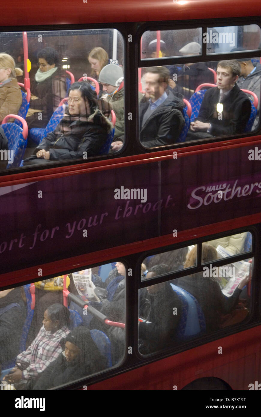 Trasporto per i pendolari degli autobus notturni di Londra che tornano a casa dopo il lavoro nel sud di Londra Inghilterra 2009 2000 nel Regno Unito HOMER SYKES Foto Stock