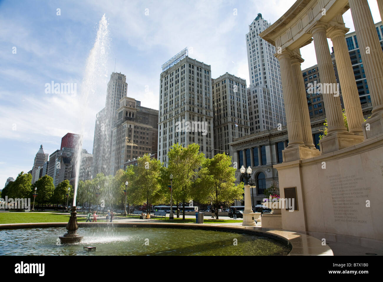 ILLINOIS Chicago Wrigley Square e il Monumento Millenario in Millennium Park peristilio con colonne doriche e fontana Foto Stock