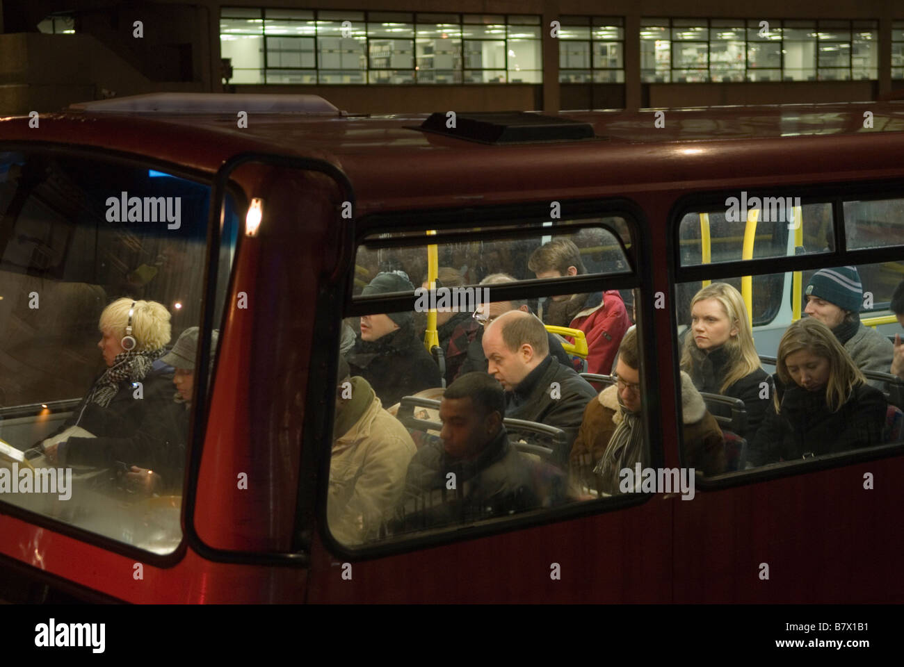 Autobus notturno pendolari di Londra che tornano a casa dopo il lavoro nel sud di Londra Inghilterra anni '2009 2000 Regno Unito HOMER SYKES Foto Stock
