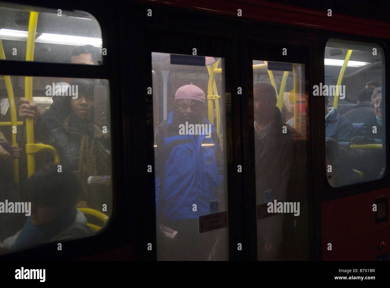 Autobus notturno trasporto autobus di Londra pendolari che tornano a casa dopo il lavoro a sud di Londra Inghilterra anni '2009 2000 Regno Unito HOMER SYKES Foto Stock