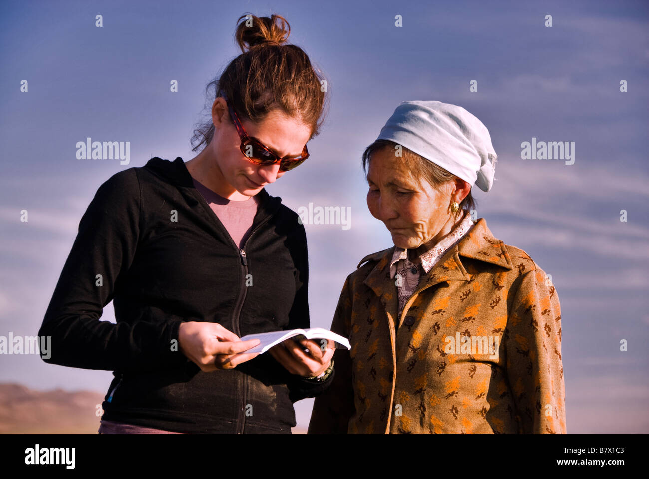Tourist provando a comunicare con un locale in Mongolia Foto Stock