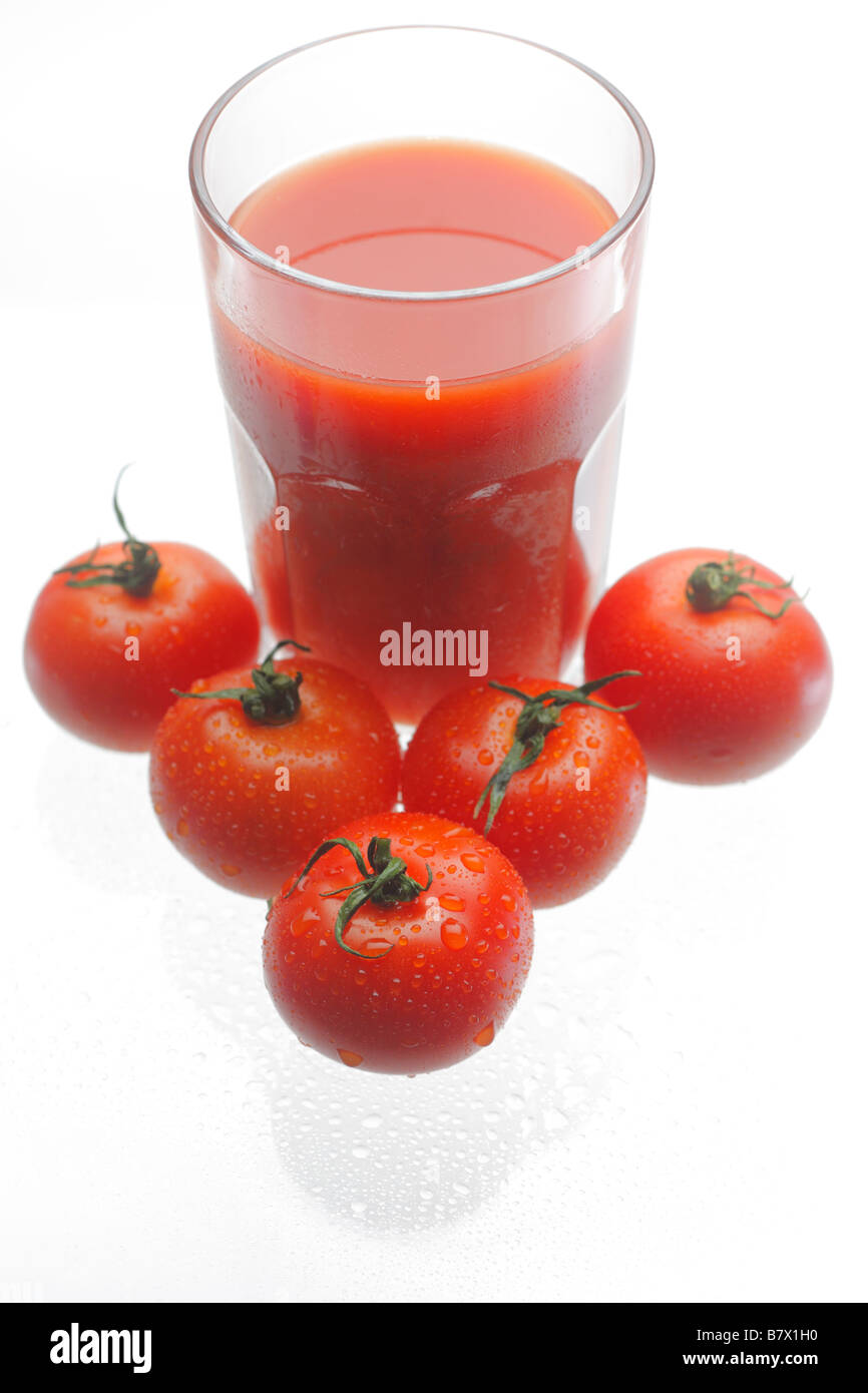 Pomodori e un bicchiere di succo di pomodoro, studio shot Foto Stock