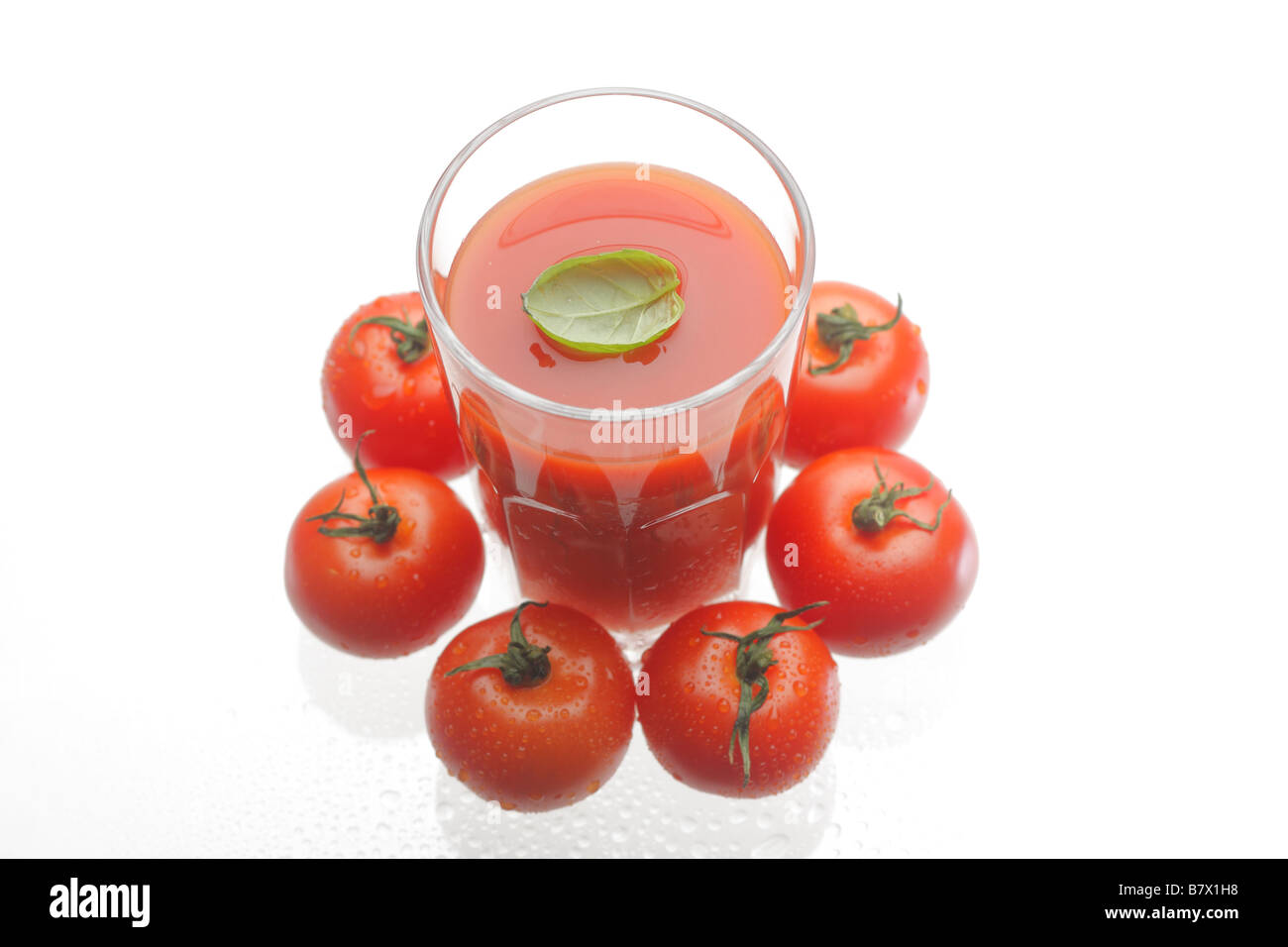 Pomodori e un bicchiere di succo di pomodoro, studio shot Foto Stock