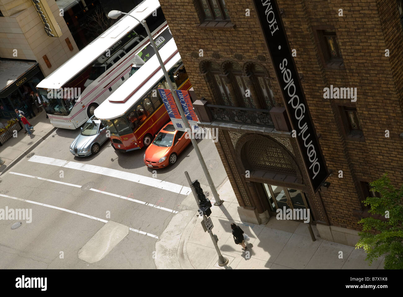 ILLINOIS Chicago esterno della Bloomingdales home arredo negozio in ex Medinah temple il traffico a luce di stop su Ohio Street Foto Stock