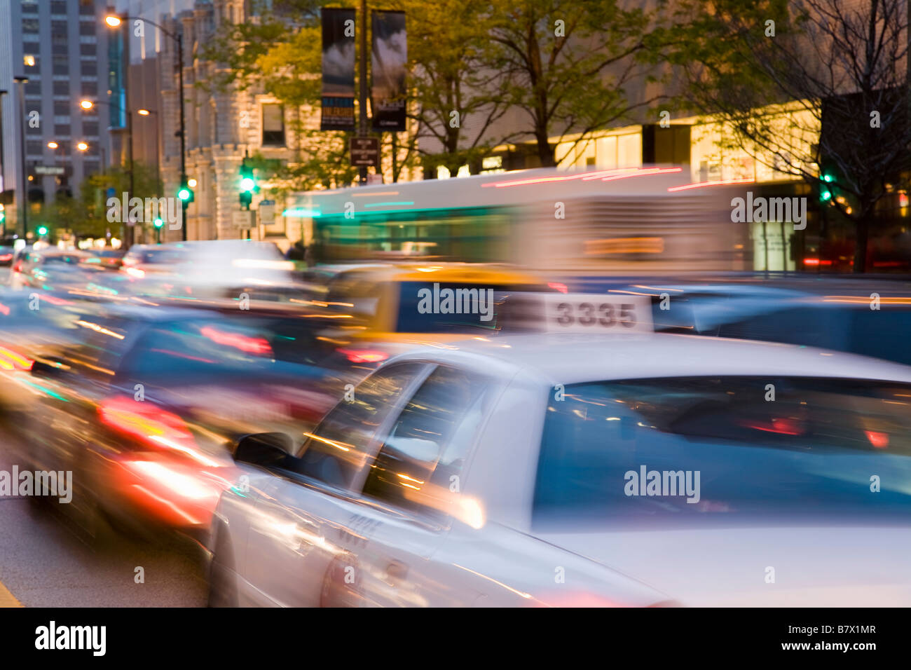 ILLINOIS Chicago taxi autobus e veicoli nel paraurti a paraurti di traffico su Michigan Avenue al crepuscolo Foto Stock