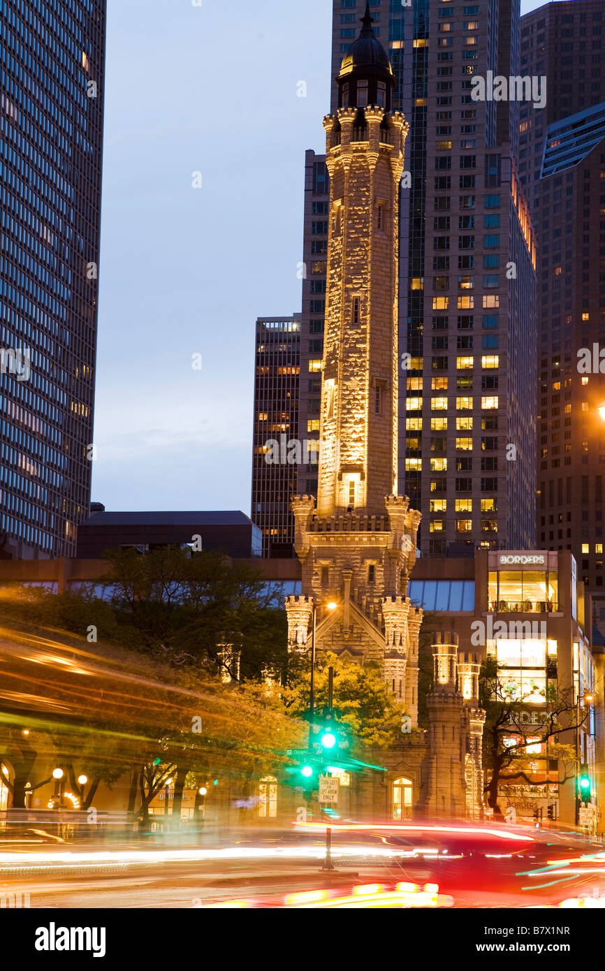 ILLINOIS Chicago Water Tower Building su Michigan Avenue al tramonto luci sfocate di traffico sul Magnificent Mile Foto Stock