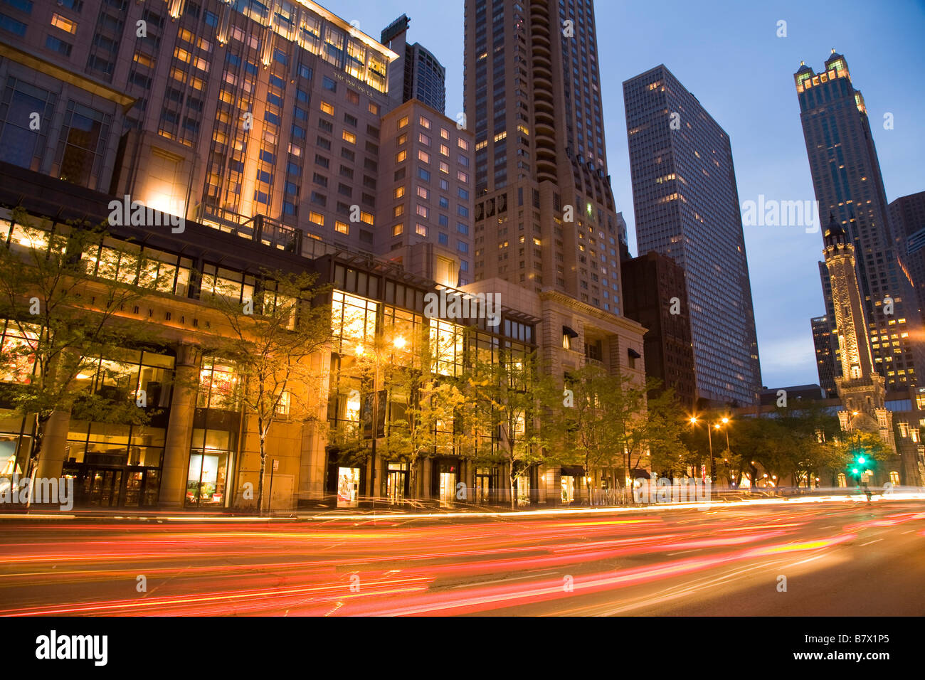 ILLINOIS Chicago Store sul Magnificent Mile Water Tower Building su Michigan Avenue al crepuscolo Foto Stock