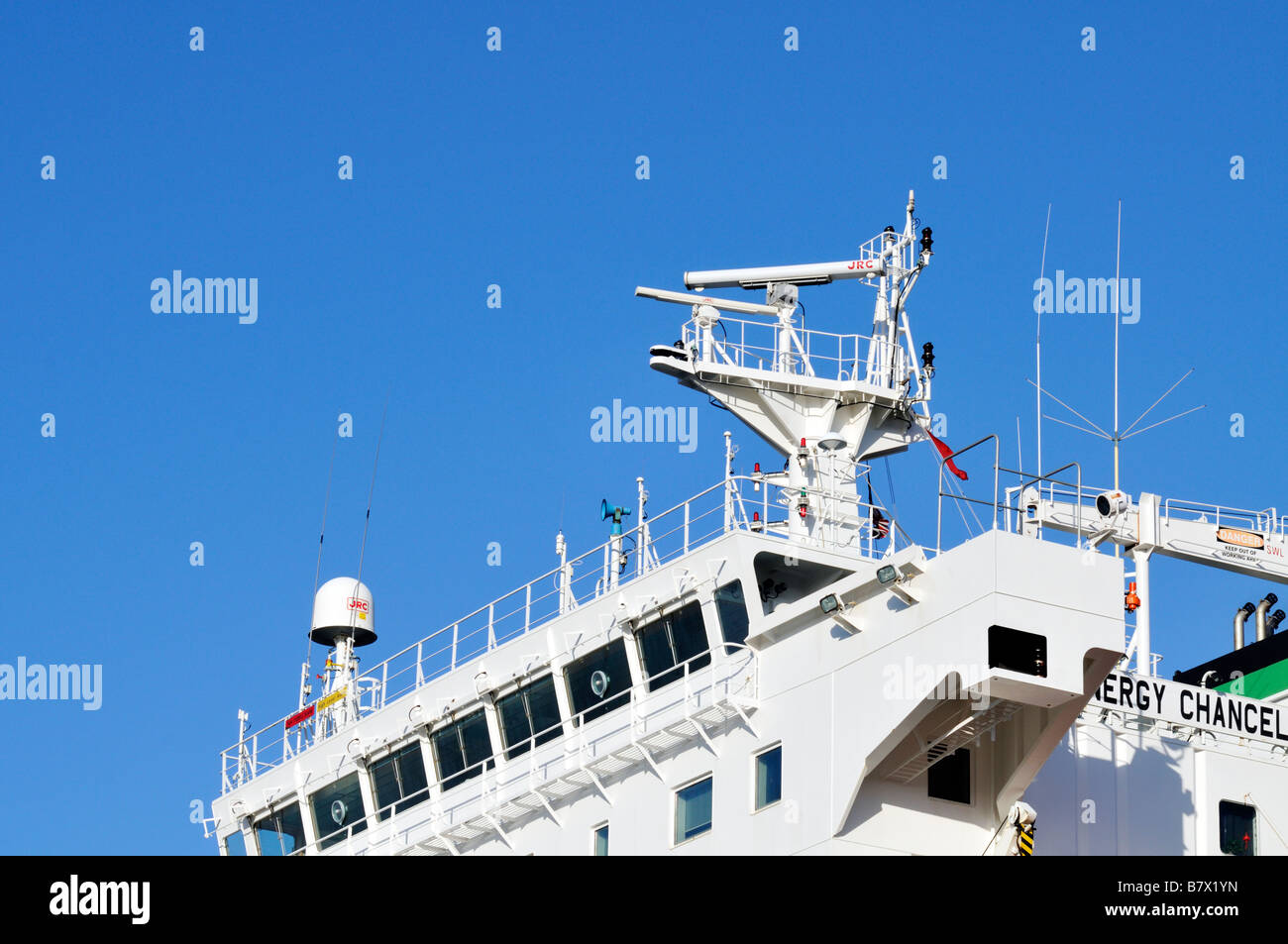 Vista esterna del ponte di una nave di grandi dimensioni con radar di elettronica per le comunicazioni via satellite e antenne Foto Stock