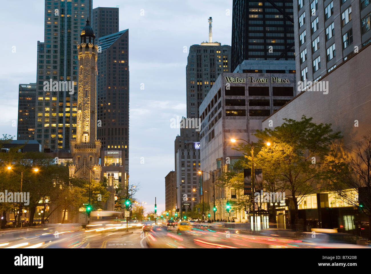 ILLINOIS Chicago Water Tower Building su Michigan Avenue al crepuscolo sfocato movimento del traffico sul Magnificent Mile Water Tower Place Foto Stock