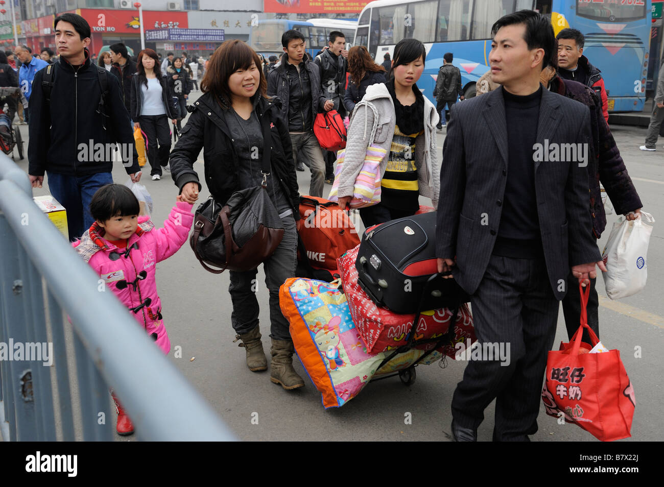 I lavoratori migranti portano i loro bagagli lasciando la stazione ferroviaria di Nanchang, Jiangxi, Cina. 05-Feb-2009 Foto Stock