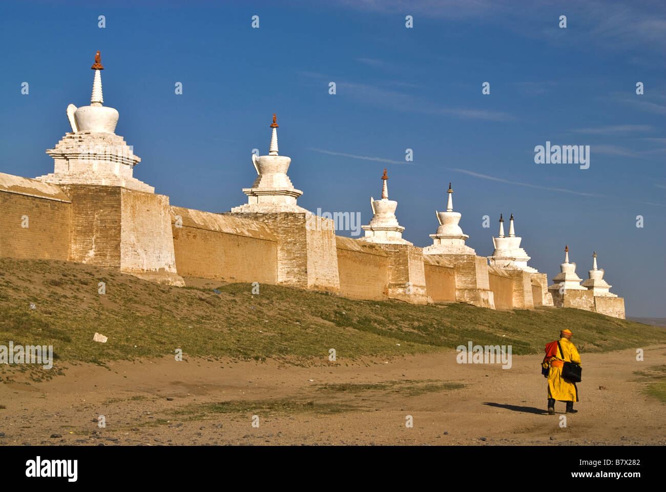 Monaco buddista nei dintorni di Erdene Zuu Khiid monastero Kharkhorin Karakorum Mongolia Foto Stock