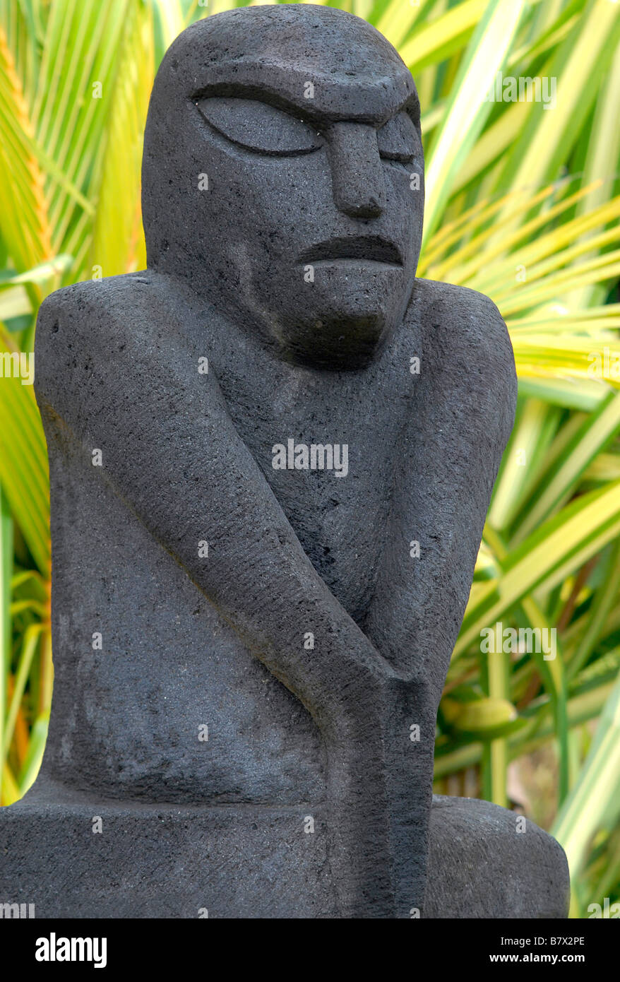 Tradizionale statua del Tiki all'Isola di Huahine in Polinesia Francese Foto Stock