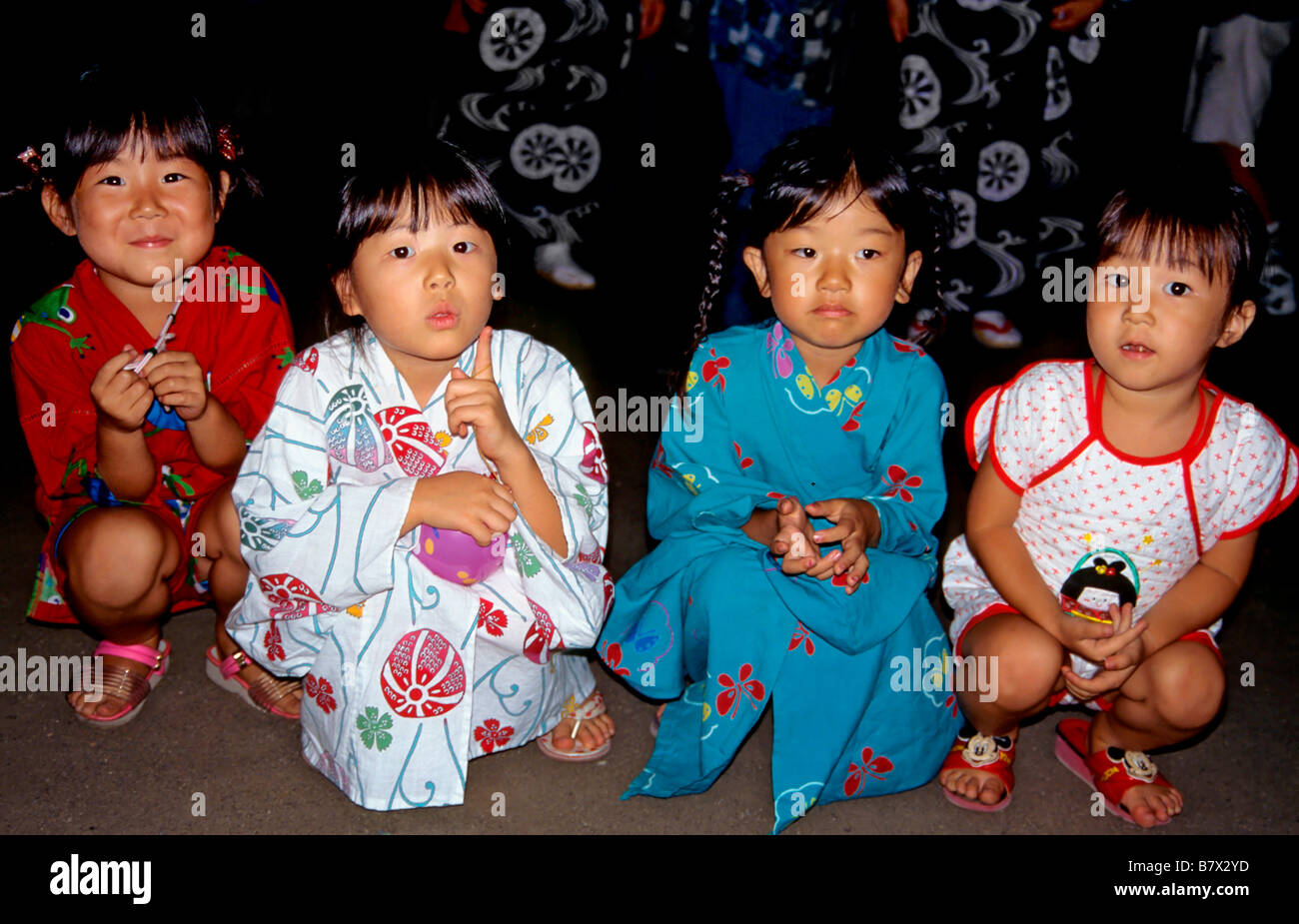 Immagine dei tre bambini giapponesi vestite in kimono Foto Stock